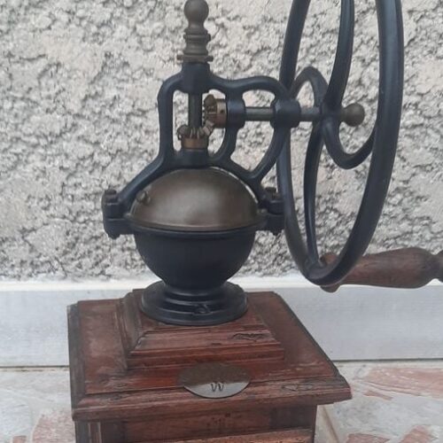 Moulin à café ancien en bois et métal. Machine à café vintage.