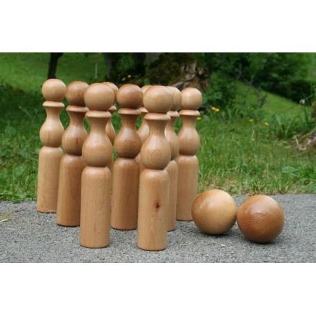 Jeu de quilles en bois. Jeu de 9 quilles et boules en bois, jeu d'adresse traditionnel.