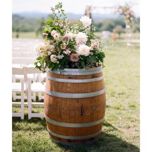 Tonneau en bois décoré de fleurs. Location de tonneau en bois pour événements.