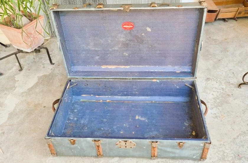 Valise ancienne ouverte. Bagage vintage bleu avec garnitures en bois.