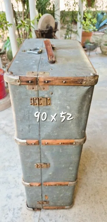 Valise ancienne 90x52cm. Malle de voyage vintage en métal et bois. Rangement décoratif.